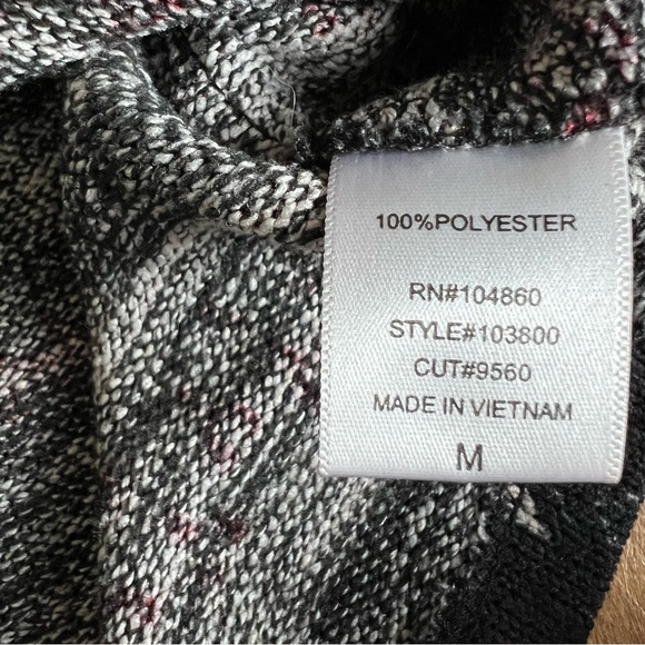 Slight Cropped Cowl Neck 3/4 Sleeve Sweater with Snowflake Pattern - Picture 4 of 6